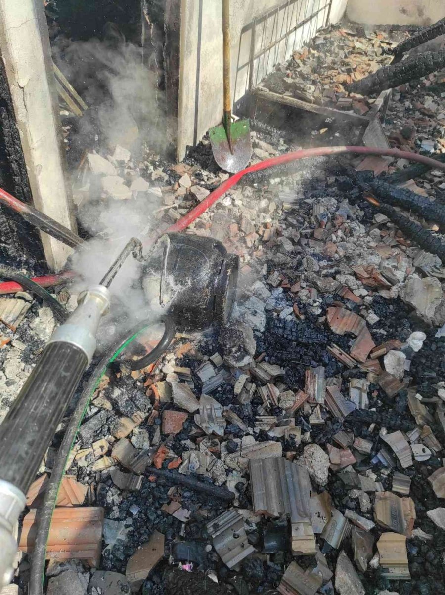 Korkuteli’nde Ev Yangını