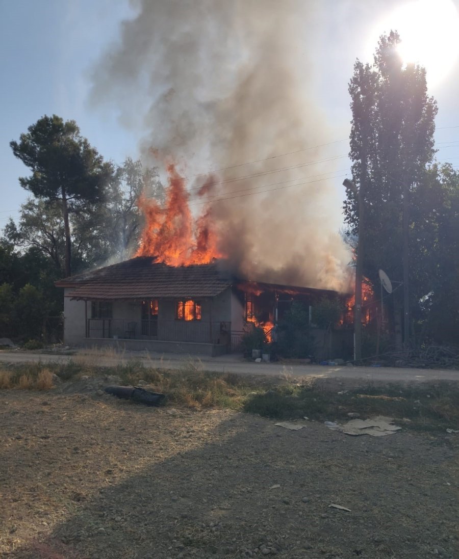 Korkuteli’nde Ev Yangını