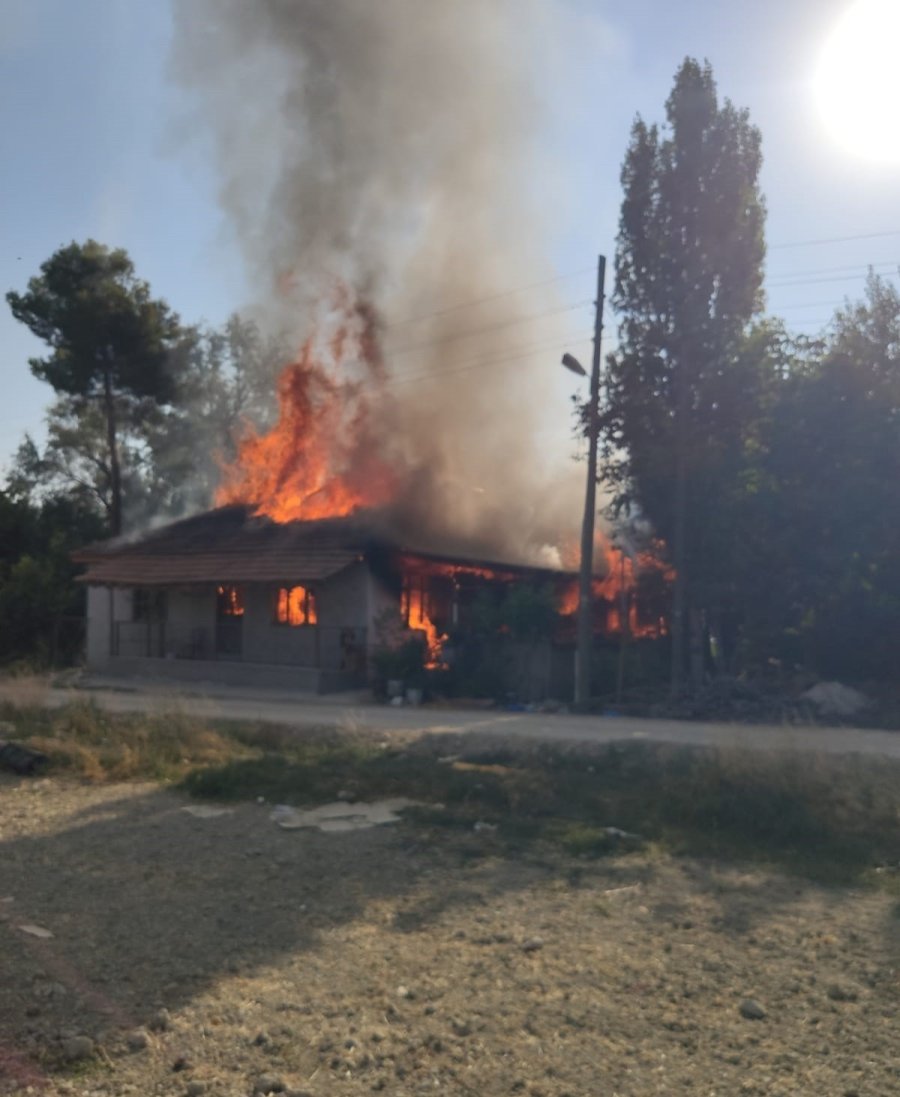 Korkuteli’nde Ev Yangını