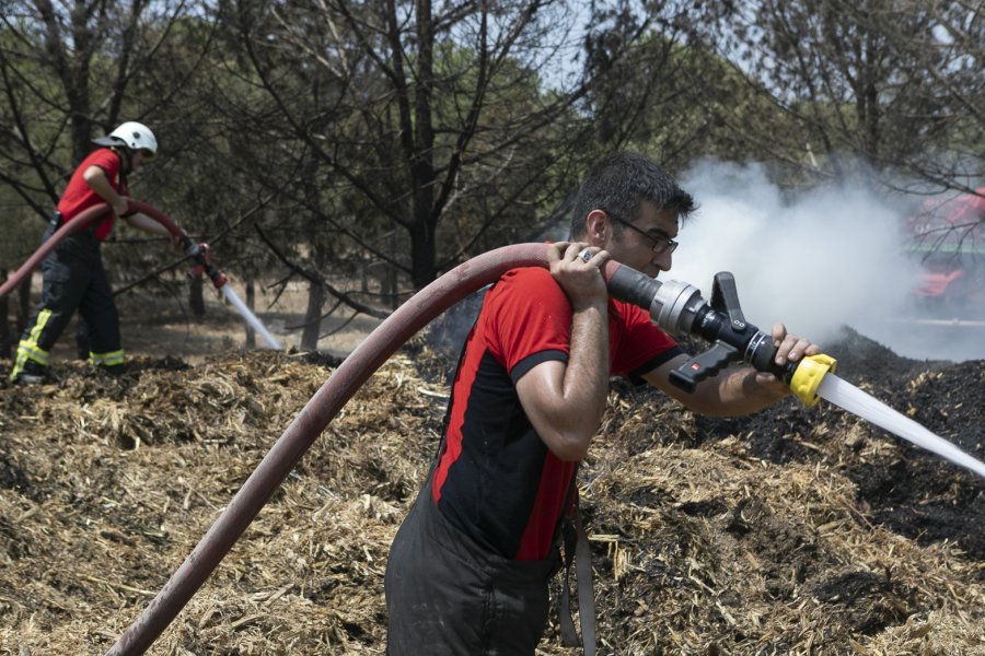 Saman Balyaları Alev Aldı, Yangın Ormana Sıçramadan Son Anda Söndürüldü