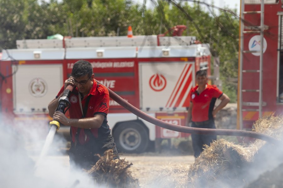 Saman Balyaları Alev Aldı, Yangın Ormana Sıçramadan Son Anda Söndürüldü