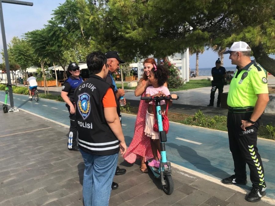 Konyaaltı Sahilinde Elektrikli Scooter Kullanıcıları Bilgilendirildi