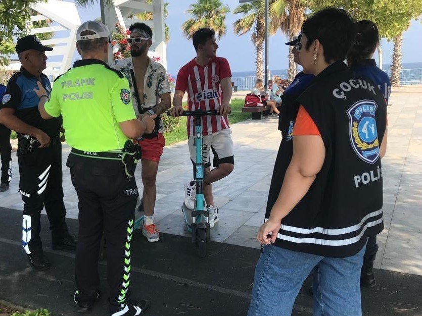 Konyaaltı Sahilinde Elektrikli Scooter Kullanıcıları Bilgilendirildi