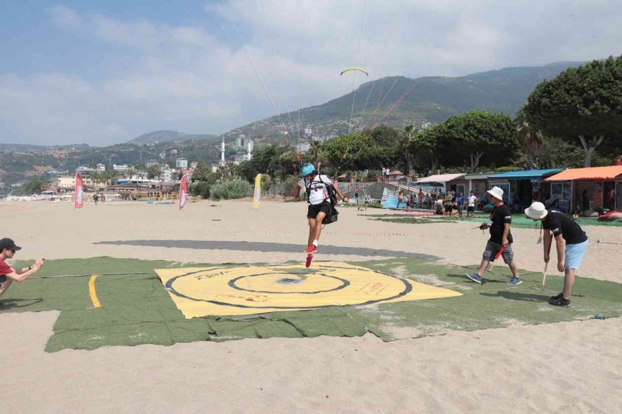 55 Sporcu, 380 Metreden Atlayıp Hedefe Ulaşmaya Çalışıyor