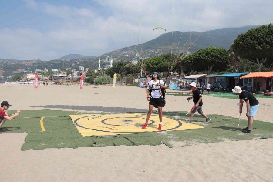 55 Sporcu, 380 Metreden Atlayıp Hedefe Ulaşmaya Çalışıyor