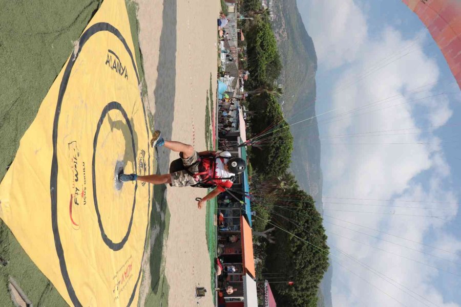 55 Sporcu, 380 Metreden Atlayıp Hedefe Ulaşmaya Çalışıyor