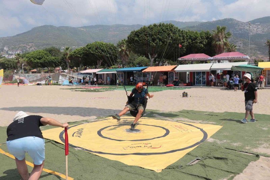 55 Sporcu, 380 Metreden Atlayıp Hedefe Ulaşmaya Çalışıyor