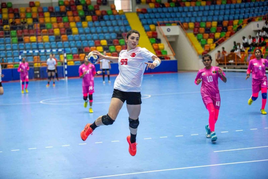 A Milli Kadın Hentbol Takımı Galibiyetle Başladı