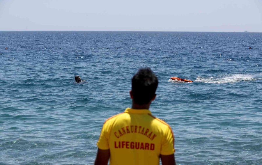 Denizde Ayağına Kramp Giren Vatandaş, Cankurtaran Robotla Kurtarıldı