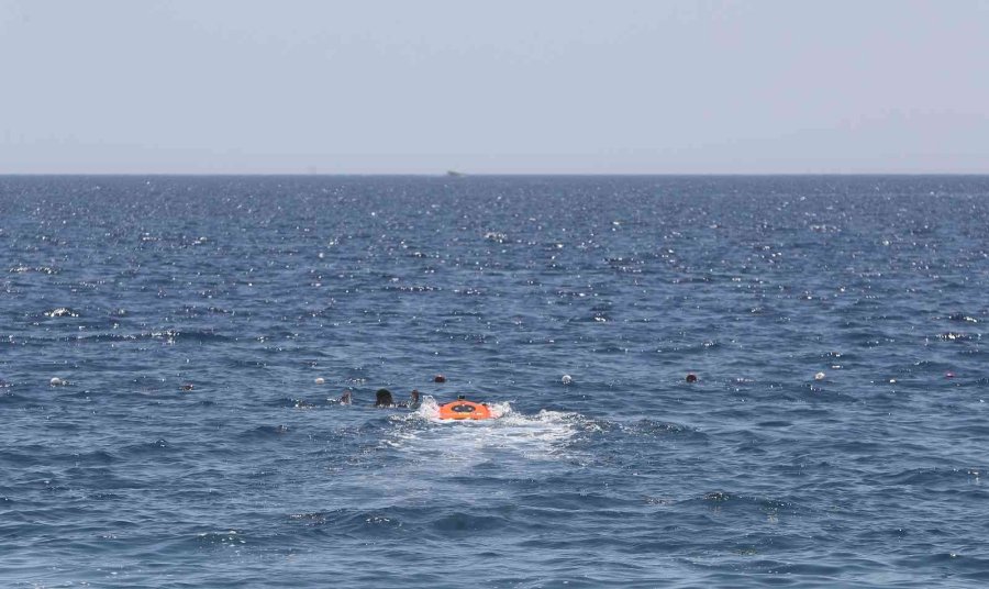 Denizde Ayağına Kramp Giren Vatandaş, Cankurtaran Robotla Kurtarıldı