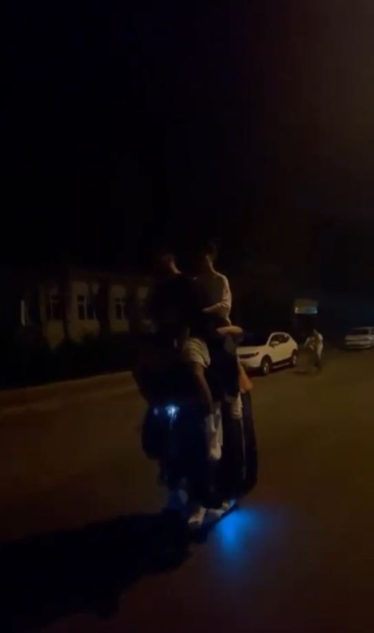 Elektrikli Scootere 2’si Omuzda 6 Kişi Bindiler
