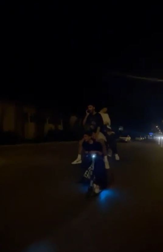 Elektrikli Scootere 2’si Omuzda 6 Kişi Bindiler