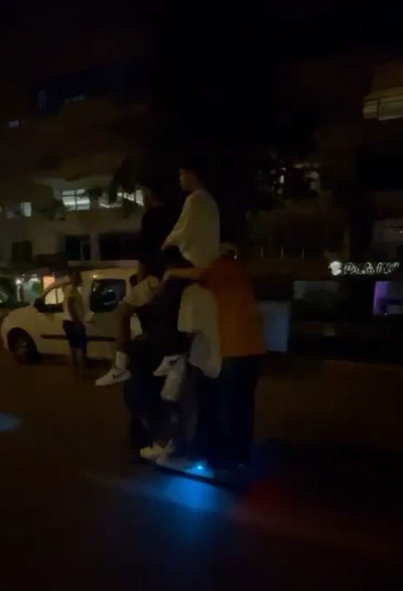 Elektrikli Scootere 2’si Omuzda 6 Kişi Bindiler