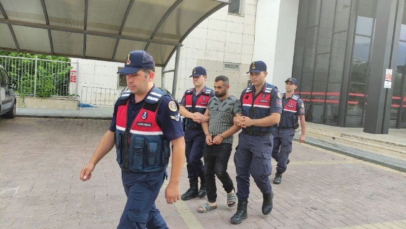 Kötü İşçilik Nedeniyle Tartıştığı Arkadaşını Sopa Ve Bıçakla Öldürdü