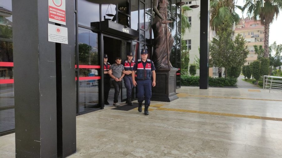 Kötü İşçilik Nedeniyle Tartıştığı Arkadaşını Sopa Ve Bıçakla Öldürdü