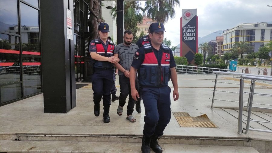 Kötü İşçilik Nedeniyle Tartıştığı Arkadaşını Sopa Ve Bıçakla Öldürdü