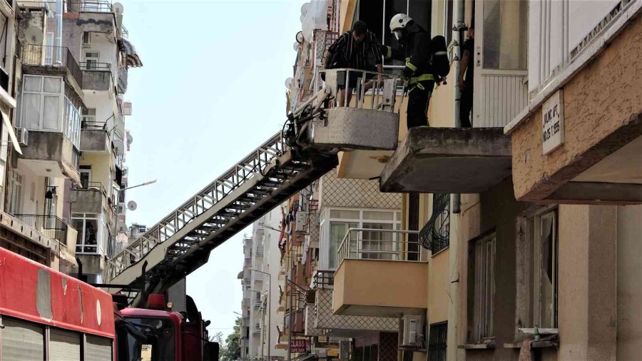 Antalya’da Sürekli Yangın Çıkan Metruk Bina Mahalle Halkını İsyan Ettirdi