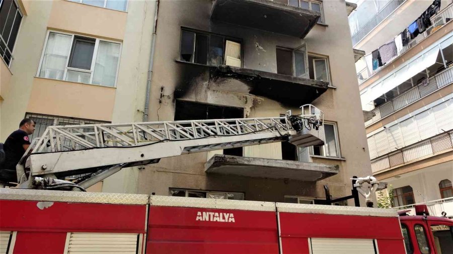Antalya’da Sürekli Yangın Çıkan Metruk Bina Mahalle Halkını İsyan Ettirdi