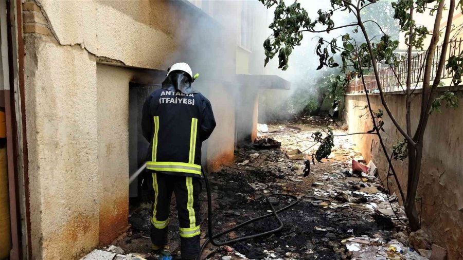 Antalya’da Sürekli Yangın Çıkan Metruk Bina Mahalle Halkını İsyan Ettirdi