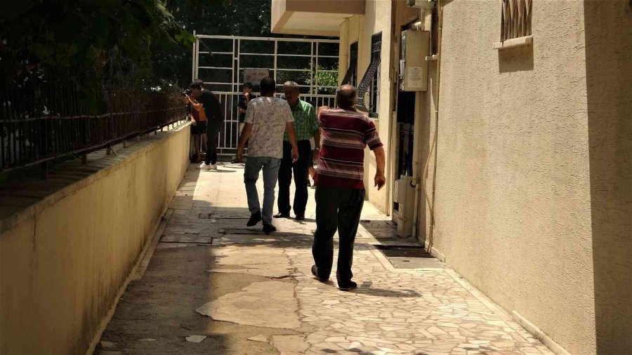 Antalya’da Sürekli Yangın Çıkan Metruk Bina Mahalle Halkını İsyan Ettirdi