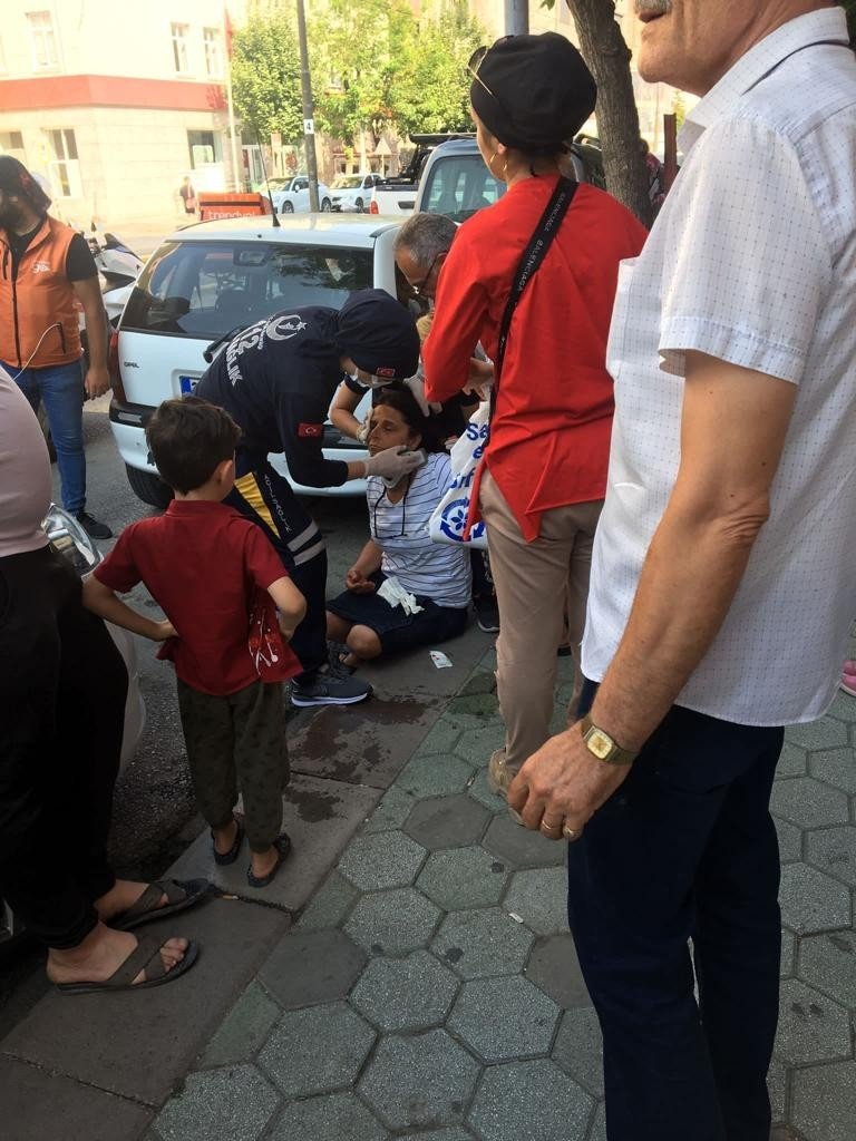 Otomobilin Çarptığı Kadın Yaralandı