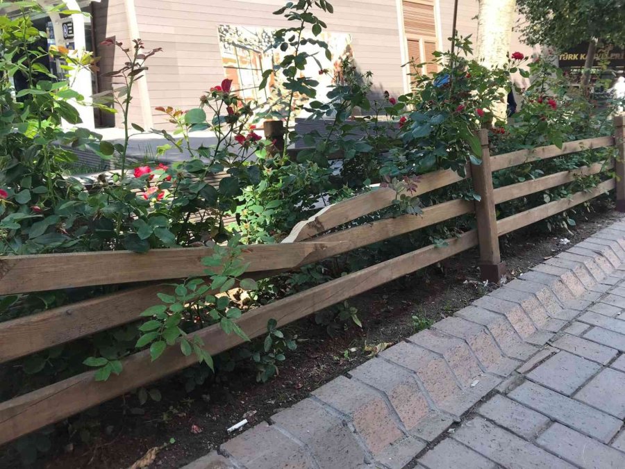 Kırılmış Çitler Hamamyolu’nda Görüntü Kirliliğine Sebep Oluyor