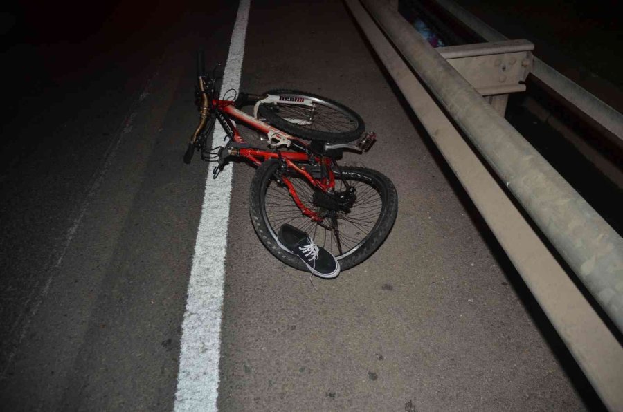 Kontrolden Çıkan Otomobil Bisiklete Çarptı: 2 Ağır Yaralı