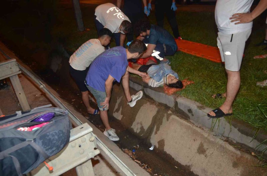 Kontrolden Çıkan Otomobil Bisiklete Çarptı: 2 Ağır Yaralı