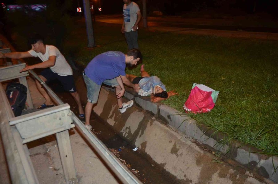 Kontrolden Çıkan Otomobil Bisiklete Çarptı: 2 Ağır Yaralı