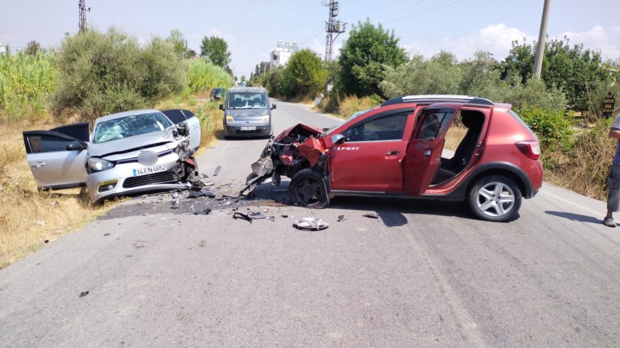 İki Otomobil Çarpıştı: 4 Çocuk Yaralandı