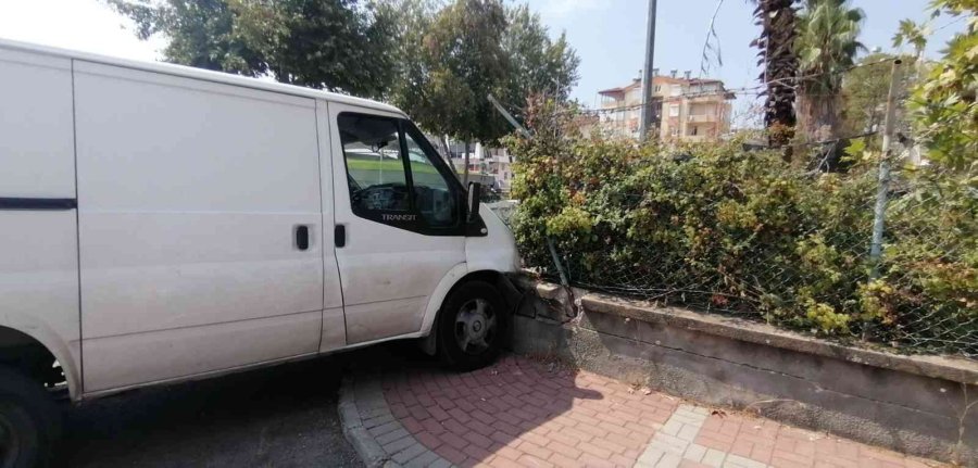 Duvara Çarpan Araç Sürücünün 2027 Yılına Kadar Ehliyetine El Konulmuş