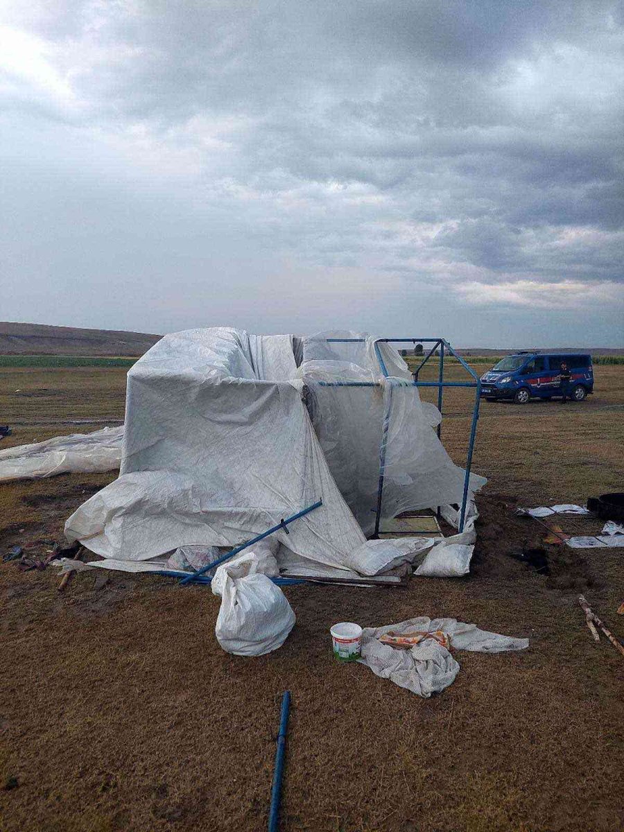 Şiddetli Rüzgar Mevsimlik Tarım İşçilerinin Çadırlarını Vurdu