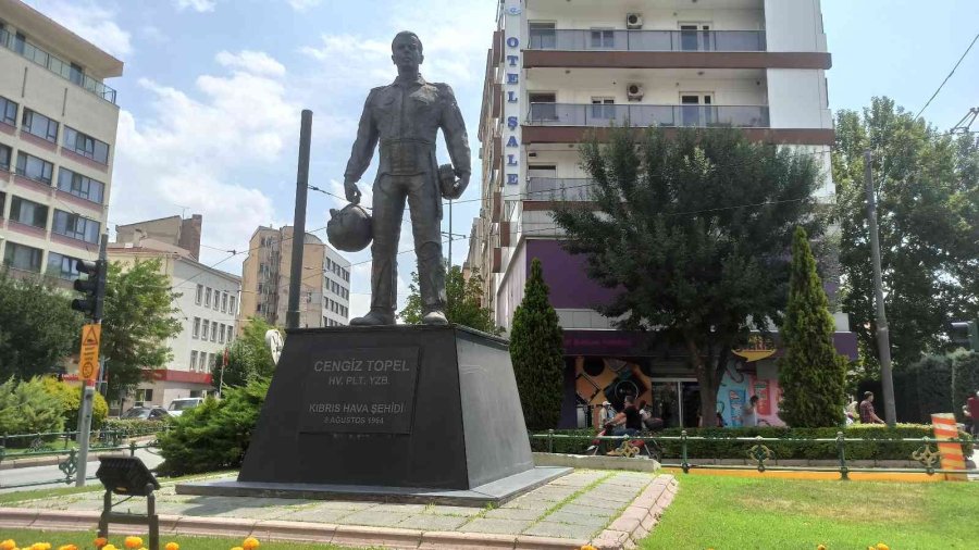 Sosyal Medyada Yüzlerce Kullanıcı Şehit Yüzbaşı Cengiz Topel Andı