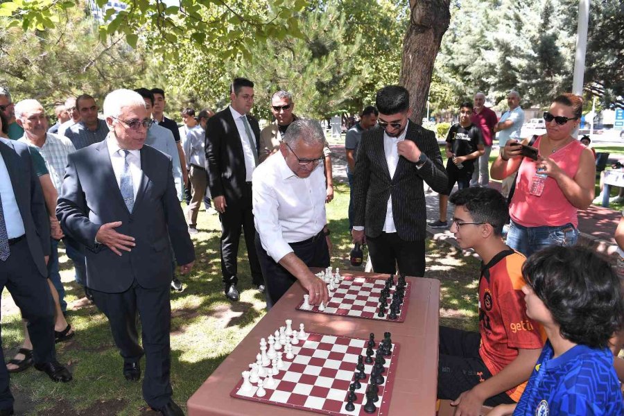 Büyükkılıç, Uluslararası Satranç Turnuvası’nda Miniklerin Heyecanına Ortak Oldu