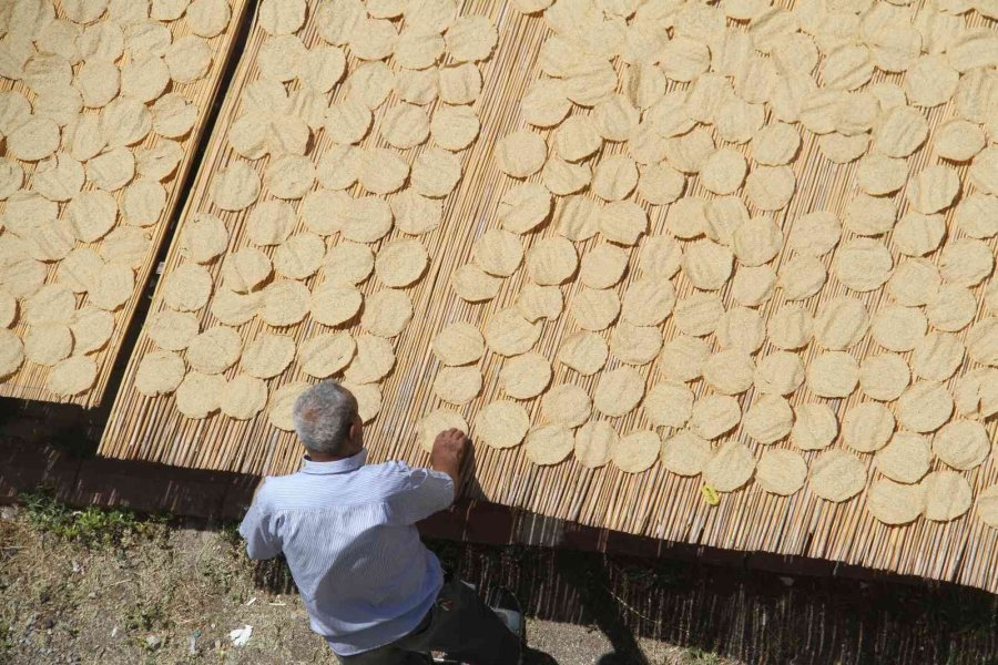Yöresel Lezzet Çıtır Tarhananın Yapım Telaşı Sürüyor