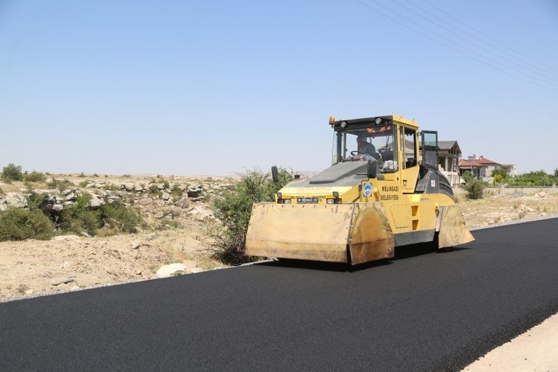 Turan Mahallesi’ne Yeni Yollar Açılarak Asfaltlanıyor