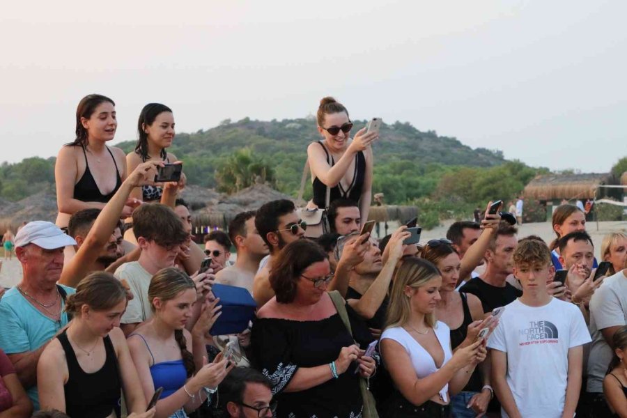 Patara’da Caretta Caretta Yavruları Denizde