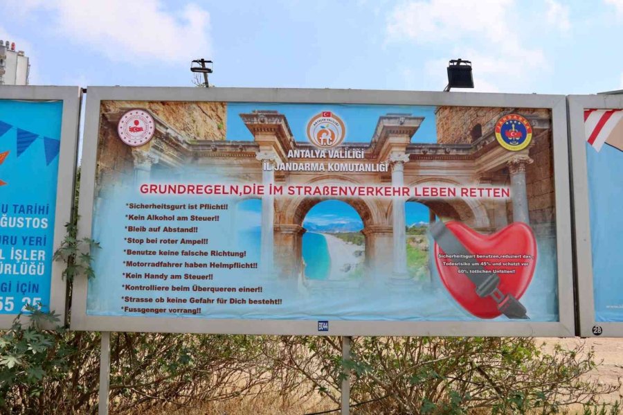 Jandarmadan Turistlere 3 Dilde Trafik Bilgilendirmesi