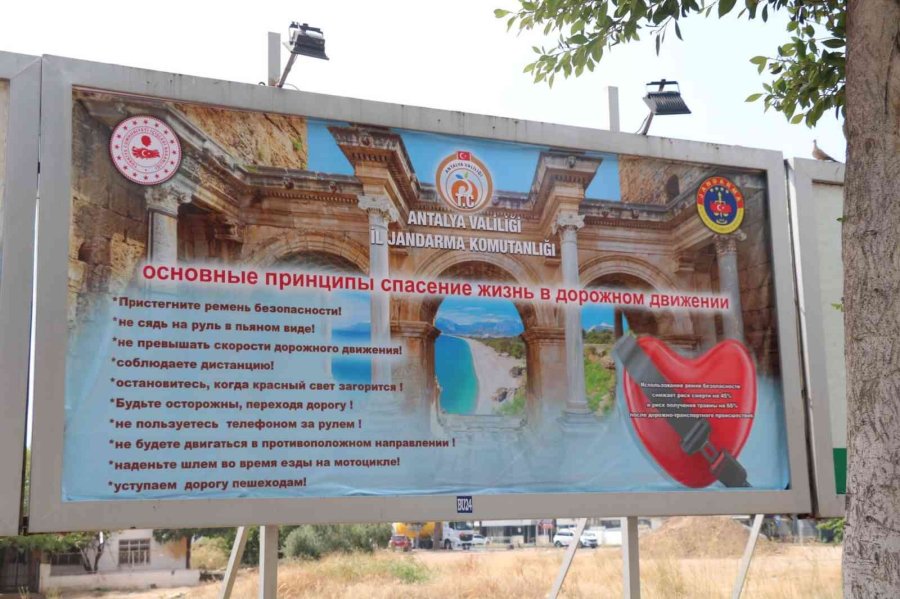 Jandarmadan Turistlere 3 Dilde Trafik Bilgilendirmesi