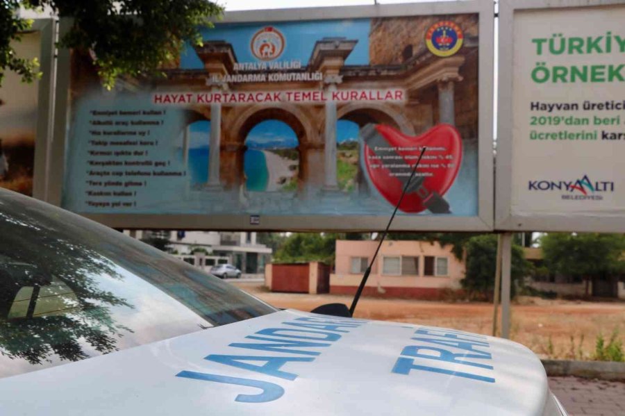 Jandarmadan Turistlere 3 Dilde Trafik Bilgilendirmesi