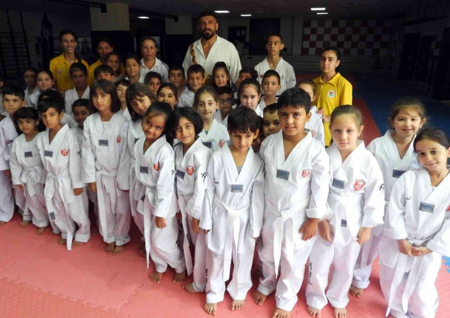 Başpehlivan Cengiz Tekvandocuları Teşvik Etti