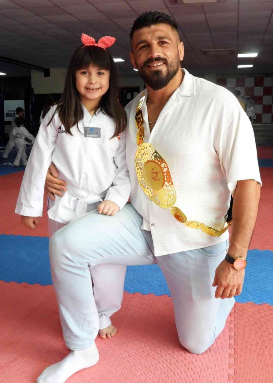 Başpehlivan Cengiz Tekvandocuları Teşvik Etti