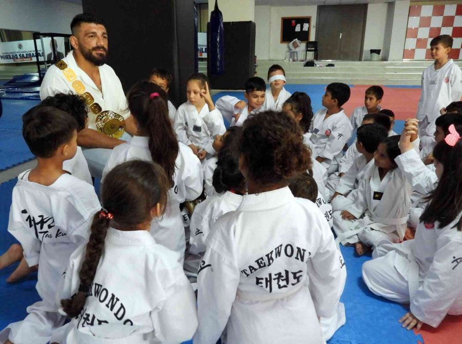 Başpehlivan Cengiz Tekvandocuları Teşvik Etti