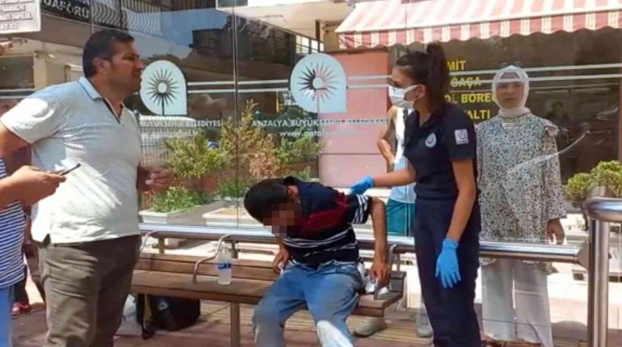 Kalçasından Bıçaklandığını Otobüs Durağında Oturunca Fark Etti