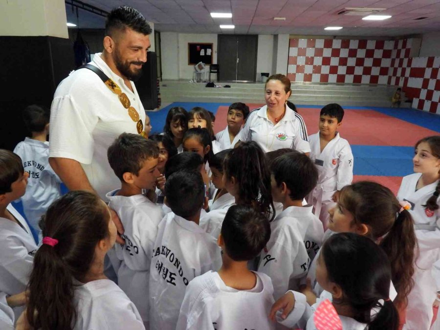 Başpehlivan Cengiz Tekvandocuları Teşvik Etti