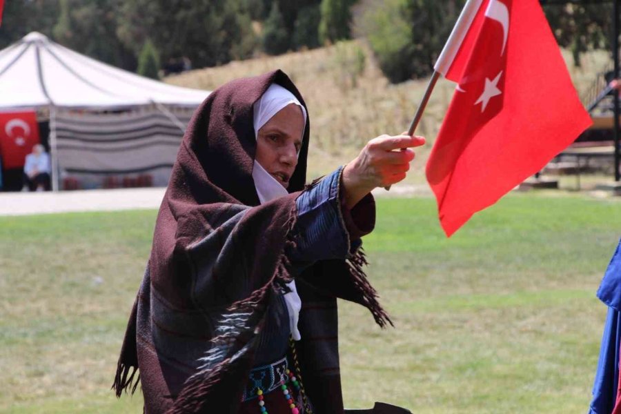 Eskişehir Anadolu Bacıları Grubu ‘kahraman Türk Kadınları’ Tiyatro Gösterisini Tavşanlı’da Sahneledi