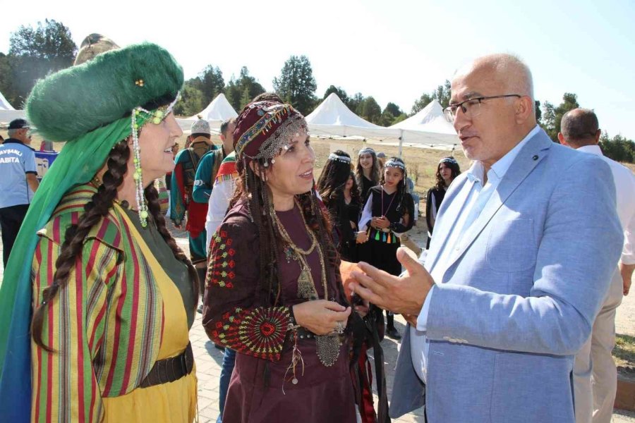 Eskişehir Anadolu Bacıları Grubu ‘kahraman Türk Kadınları’ Tiyatro Gösterisini Tavşanlı’da Sahneledi