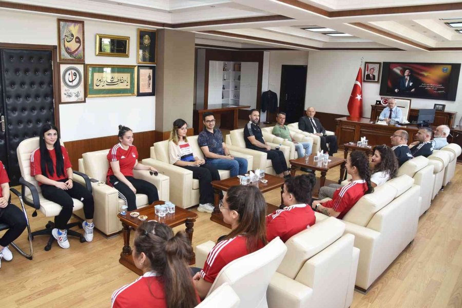 Rektör Namık Ak, Kadın Halter Milli Takım Sporcularını Ağırladı