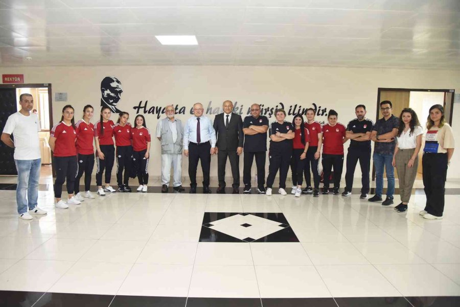 Rektör Namık Ak, Kadın Halter Milli Takım Sporcularını Ağırladı