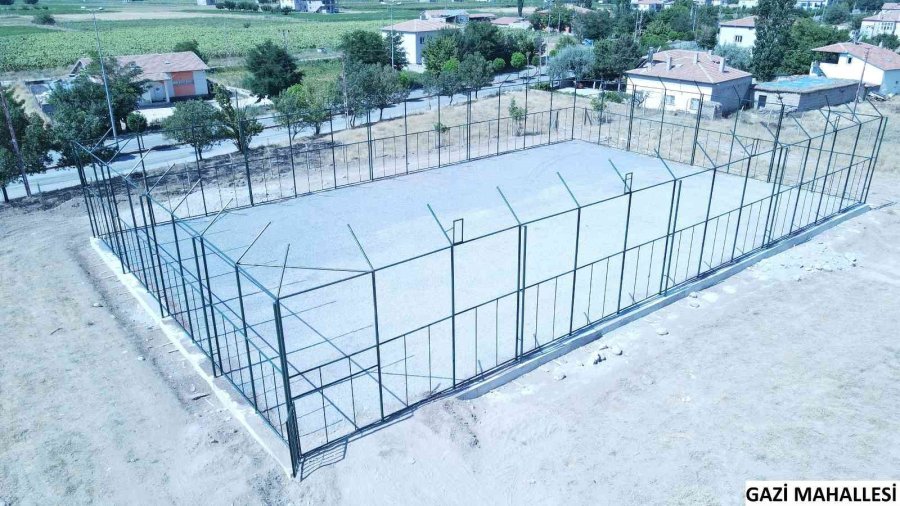 Develi’de Kırsal Mahallelerdeki Halı Saha Yapım Çalışmaları Devam Ediyor